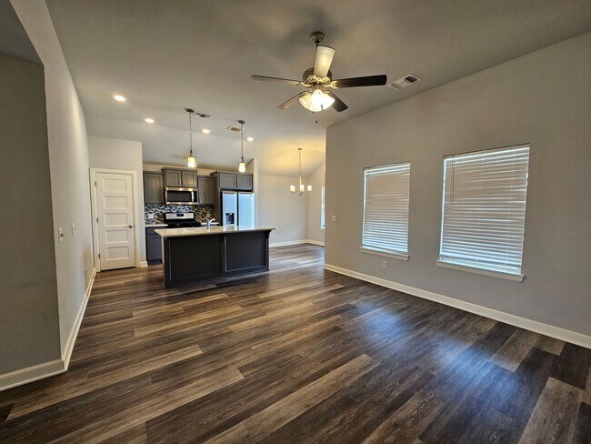 Foto del edificio - (3) Bed/(2) Bath in Trailwoods Addition Avail NOW!