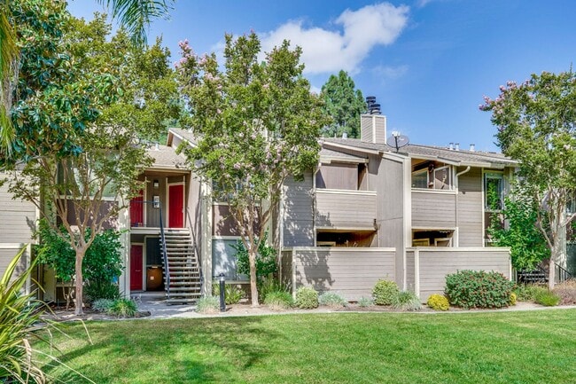 Building Photo - 2 bed 2 bath condo