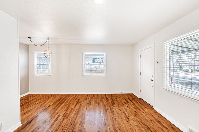 Foto del edificio - Remodeled 2 Bed 1 Bath Englewood Gem with ...