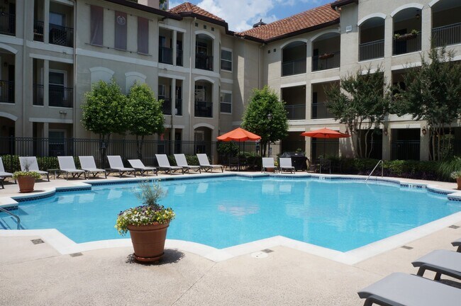 Building Photo - Rare 2 bed 2 bath condo located in The Tuscany