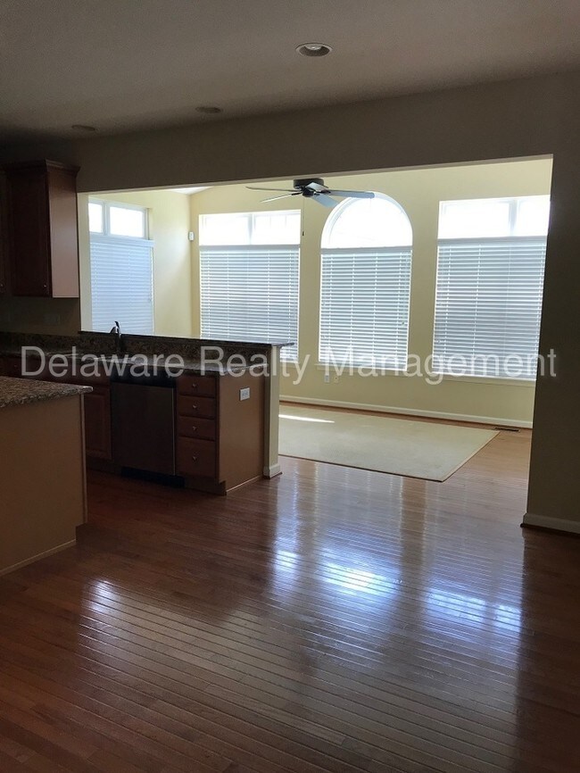 Building Photo - Beautiful former Model home in Willowwood
