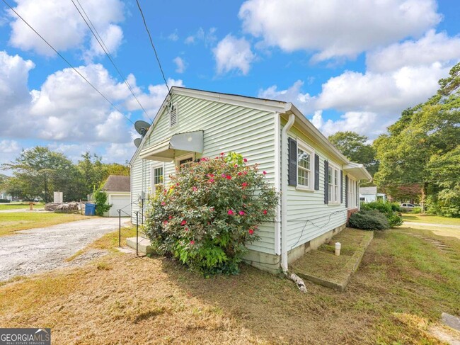 Building Photo - 652 Mozley Dr SE