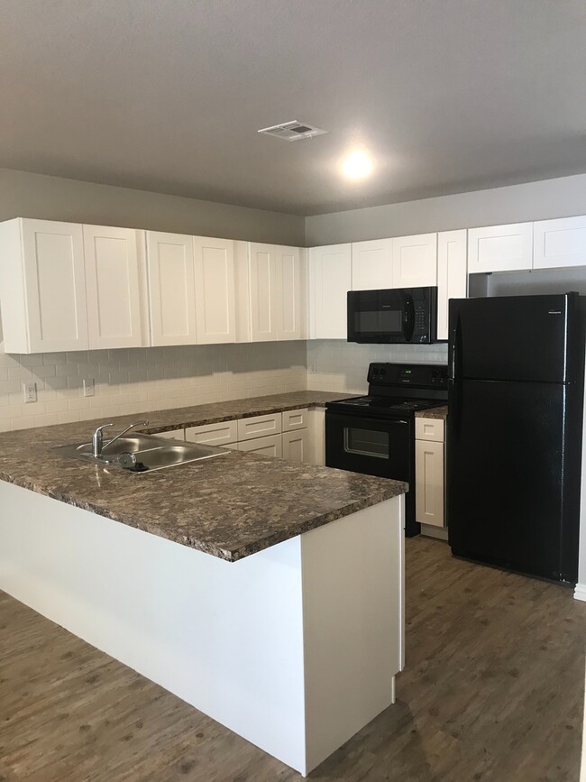 Building Photo - BH-OZIER TRIPLEX