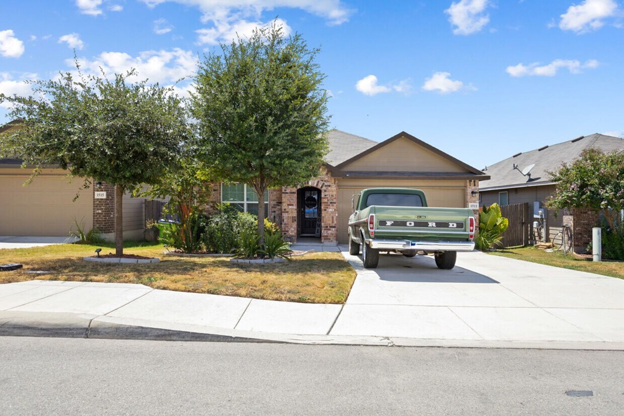 Foto principal - 4 Bedroom/2 Bath Amhurst