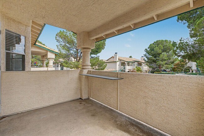 Foto del edificio - 2 Bedroom Condo just off Summerlin Pkwy w/ views of pool