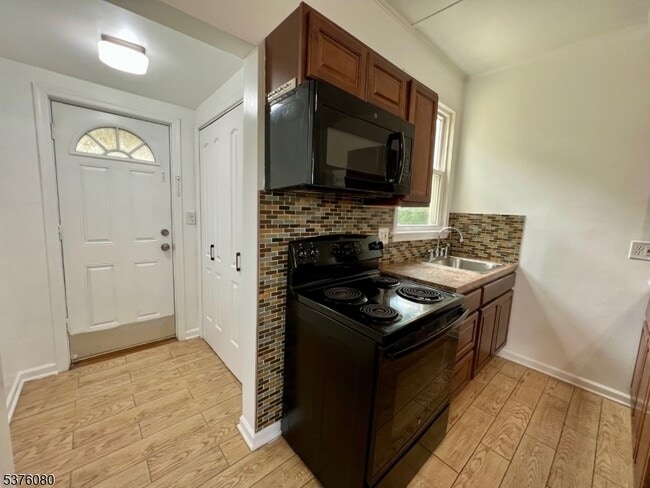 Building Photo - 420 Lakeview Ave