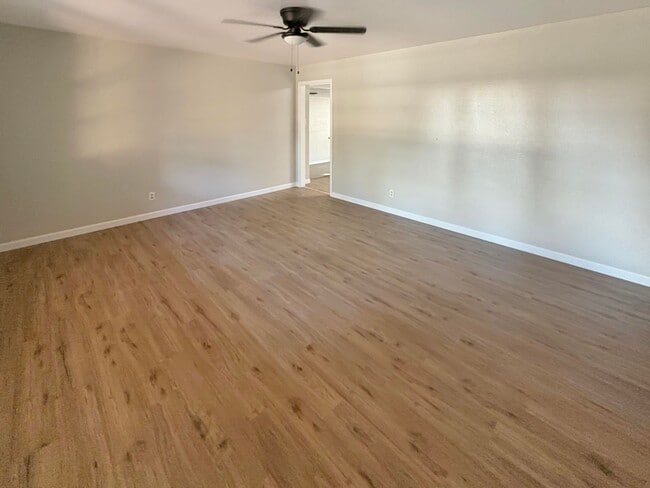 Building Photo - 512 E Mesa Dr