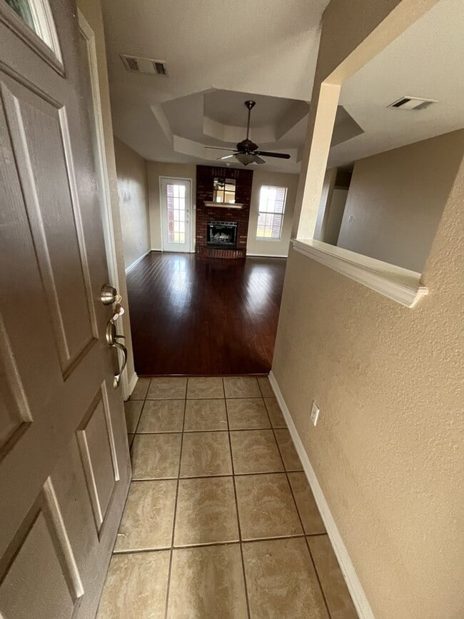 Building Photo - AVAILABLE NOW!!!!!