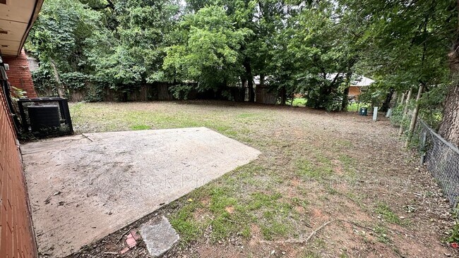 Foto del edificio - 5305 Brookdale Dr