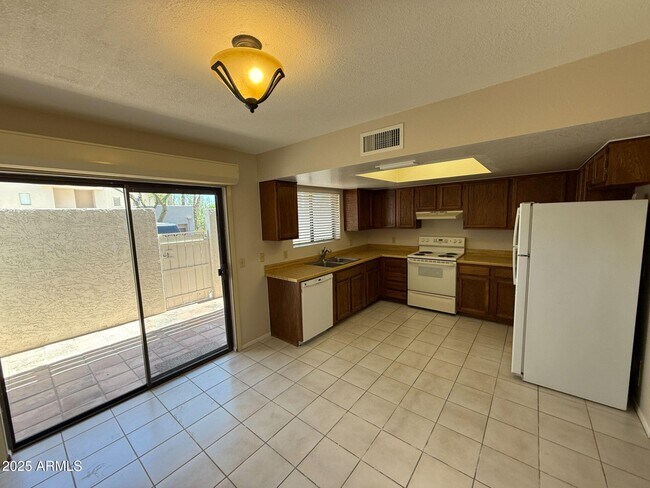 Foto del edificio - 16510 E Palisades Blvd