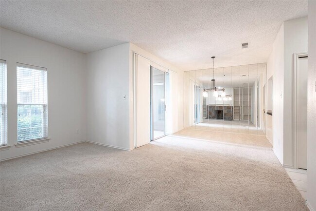 Foto del edificio - 5310 Keller Springs Rd
