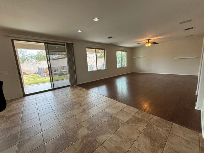 2da área multiusos abierta con vistas al patio trasero y a la piscina - 18620 West Sweet Acacia Drive