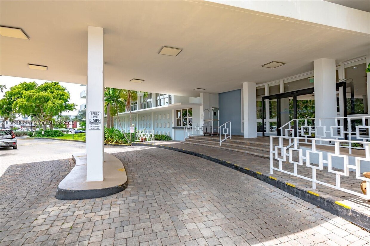 Foto principal - 1861 NW South River Dr