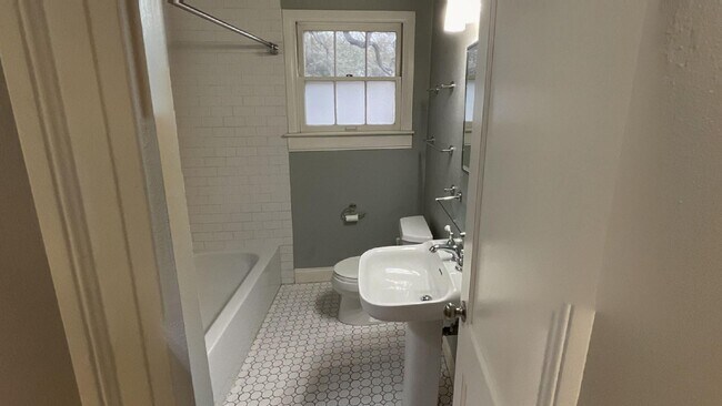 Foto del edificio - 912 E 32nd St