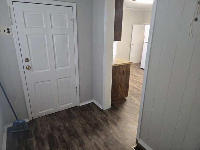 Building Photo - 503 N Chapel St