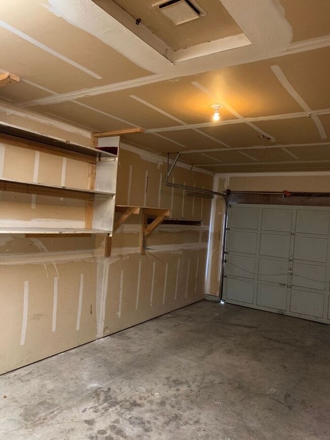 Building Photo - Beautiful 2 bed, 2 bath Duplex located in ...