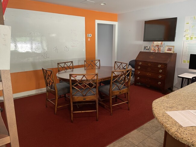Foto del edificio - 155 Birch Hill Rd