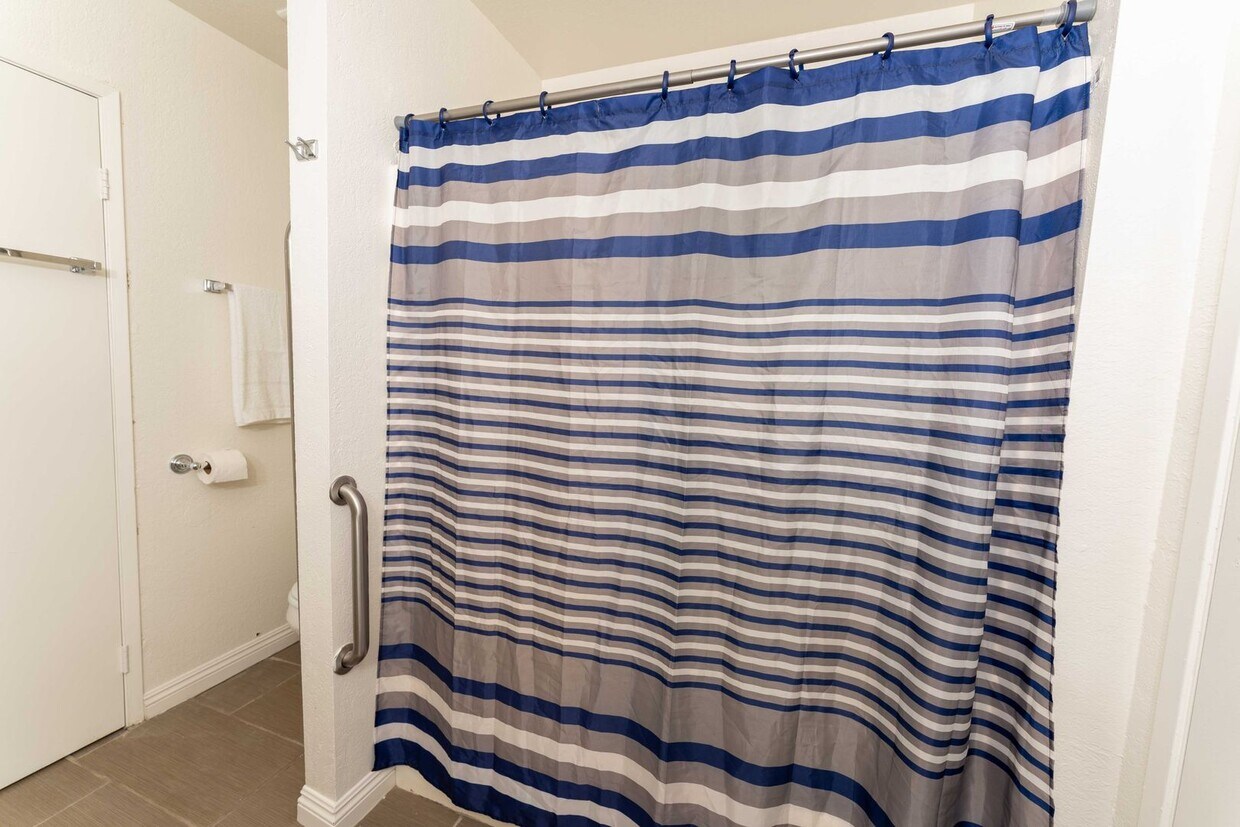 Foto principal - >>>>> TWO BEDROOM 1.5 BATHS TOWN-HOME STYL...