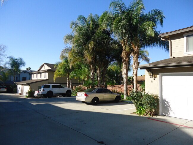 Foto del edificio - GORGEOUS TOWNHOME 3 BR, 2.5 BA, 2 CAR GARAGE