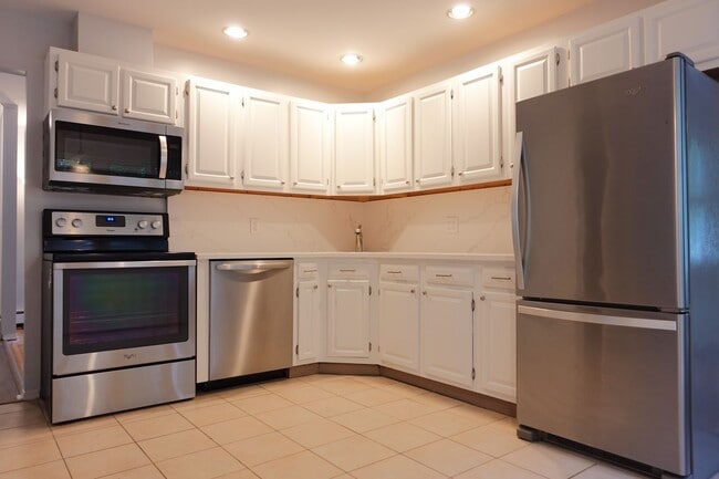 Building Photo - 4 Bedroom Colonial