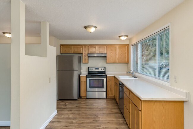 Foto del edificio - Updated Lake Oswego Condo for Rent - Pool ...