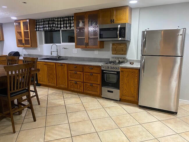 fab kitchen/dining - 208 N 775 E