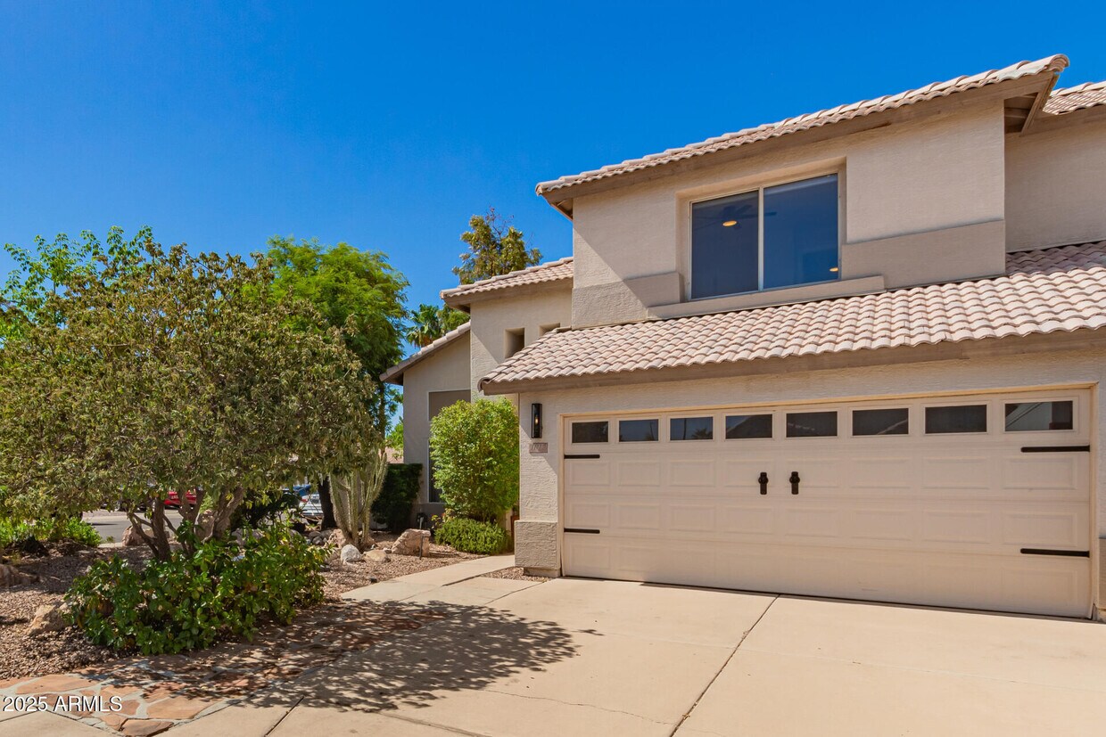Primary Photo - 1012 E Linda Ln