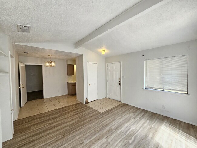 Foto del edificio - 2 bed/1 bath duplex with flex room- 2 WEEK...