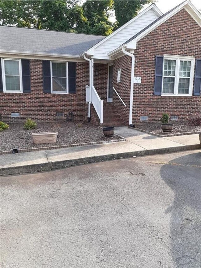 Foto del edificio - READY TO MOVE IN! 2 Beds 2 Baths! Price ad...