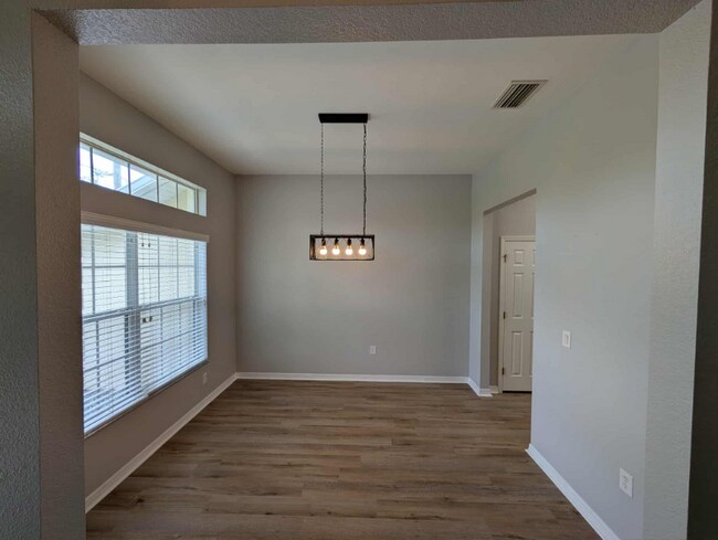 Foto del edificio - 25672 Deep Creek Blvd