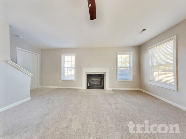 Foto del edificio - 220 Advance Dr