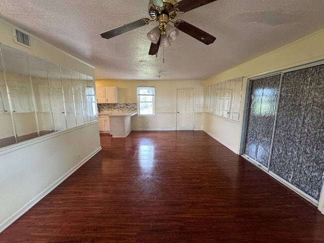 Building Photo - 3 bed, 1.5 bath - Seneca