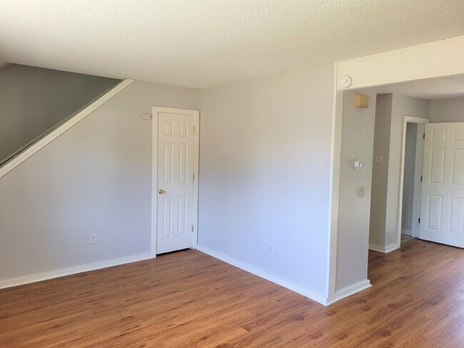 Foto del edificio - "Charming 2-Bed Duplex with Modern Comfort...