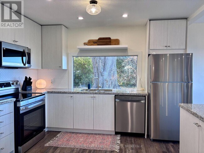 Photo du bâtiment - 8 Firelane 11b Rd