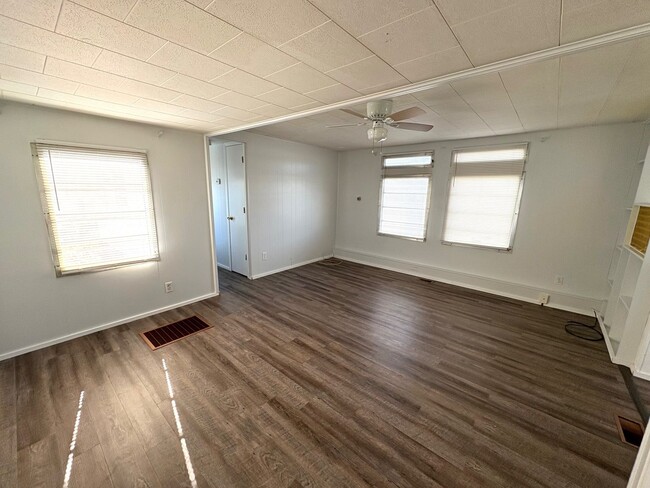 Building Photo - Updated 2Bed/1Bath Mobile Home for Rent! S...