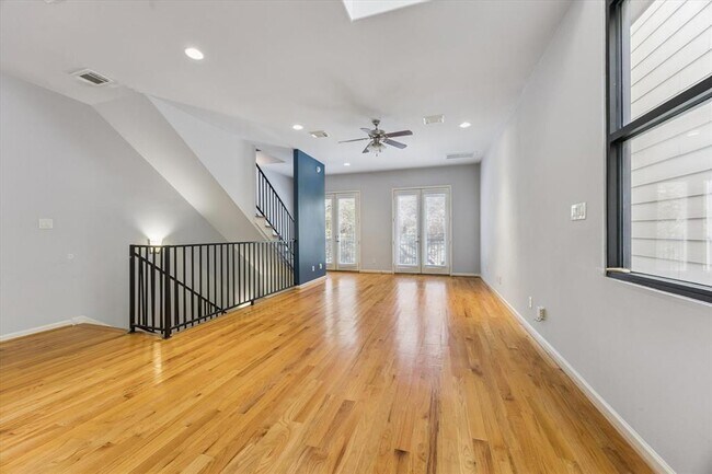 Foto del edificio - 627 W 8th St