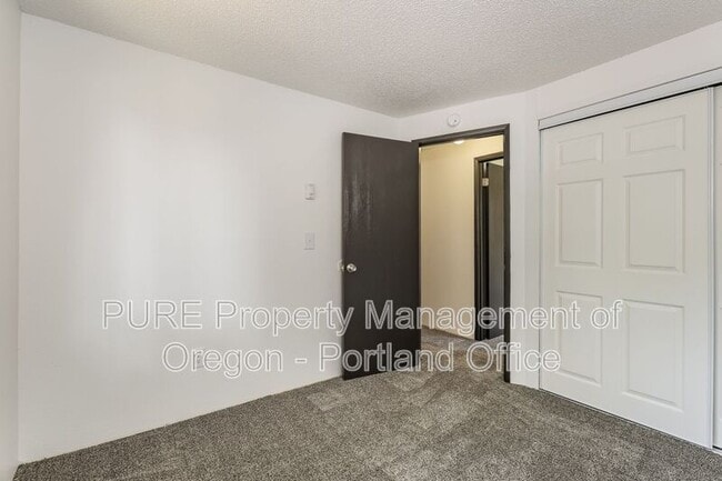 Building Photo - 14200 NE Sandy Blvd