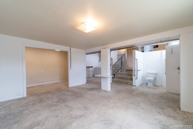 Building Photo - 1BR 2BA (One Bath is ADA ACCESSIBLE) W/2 A...