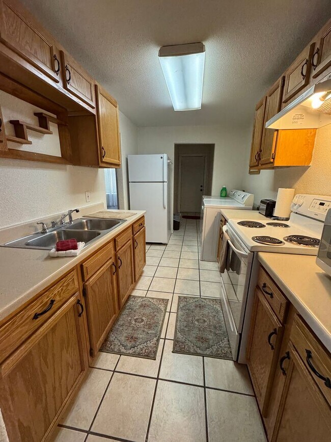 Building Photo - Fully Furnished property with lease term o...