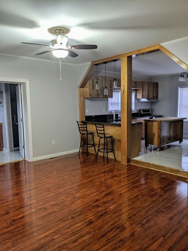 Building Photo - Newly Renovated Marion Home!