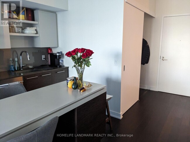 Photo du bâtiment - 1030 King St W