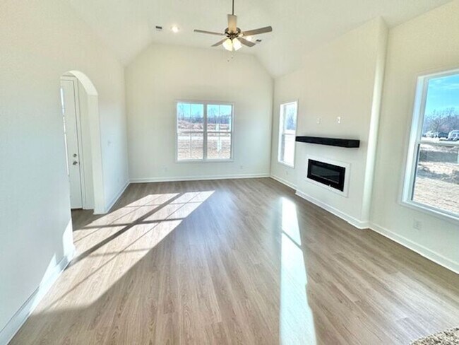 Foto del edificio - Now Leasing a Brand New 4BR/2.5 Bath- Oakland, TN