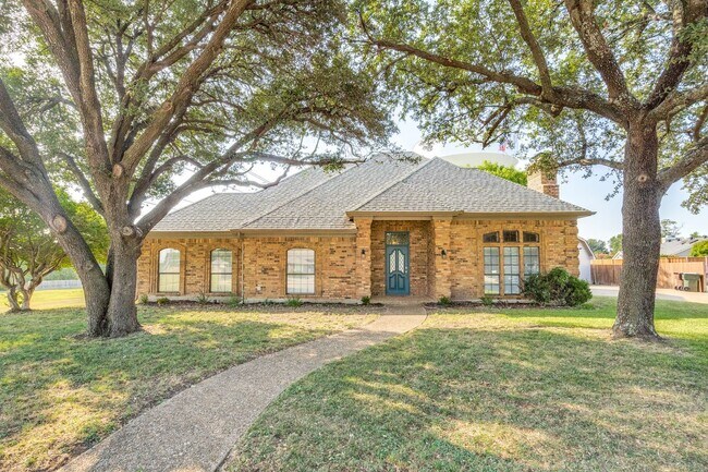 Building Photo - UPDATED One Story 3 bedroom, 2 bathroom ho...