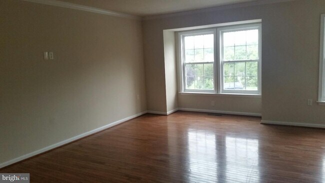 Foto del edificio - 606 Hupps Hill Ct