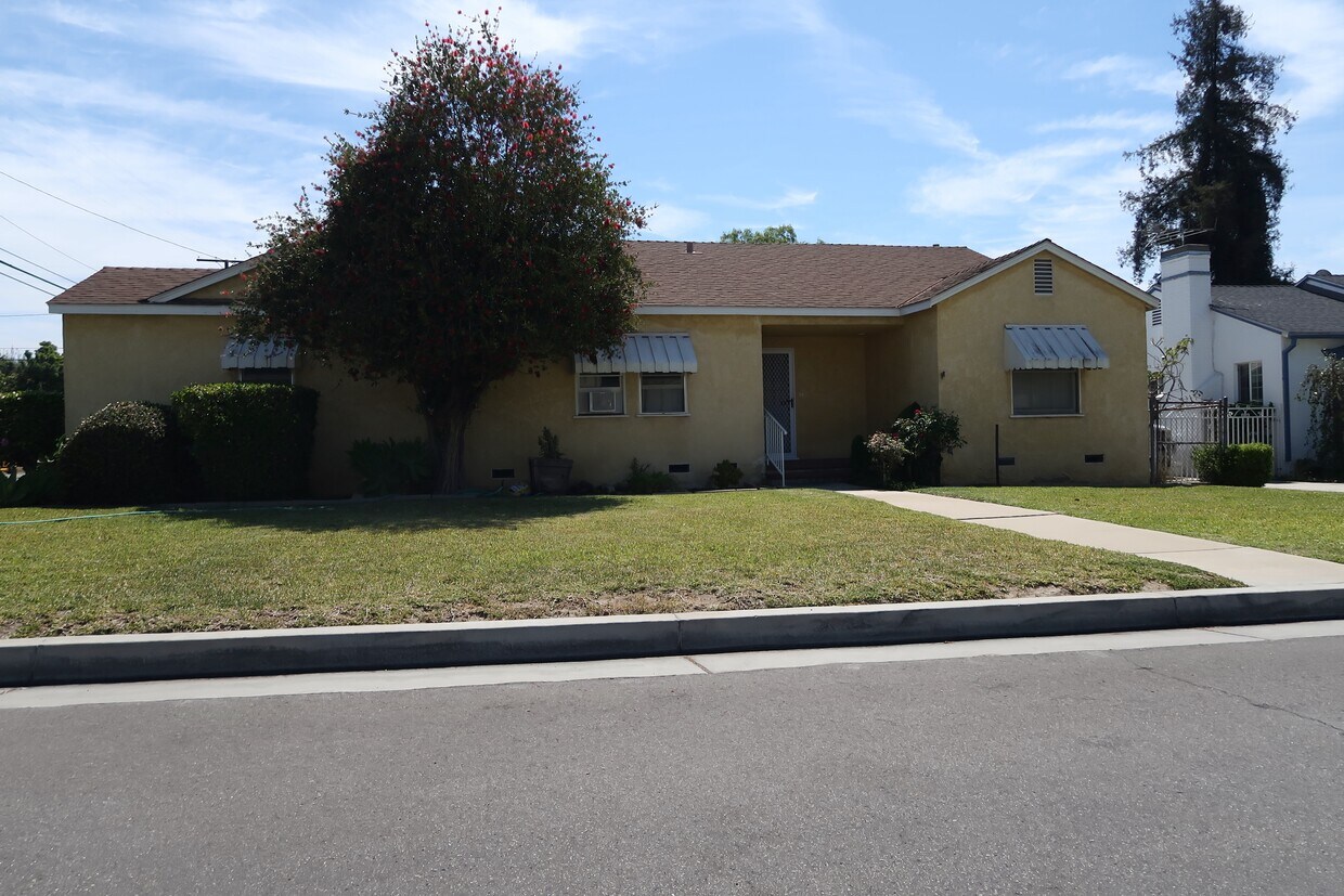 Primary Photo - 8904 Garibaldi Ave