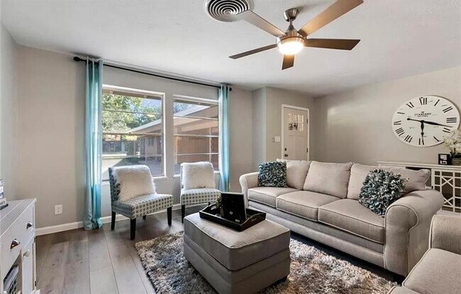 Building Photo - 2 Bed 2 Bath, Available for 2026