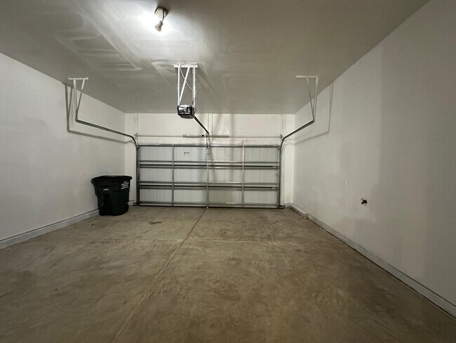 Building Photo - 120 Heathbrook Ln
