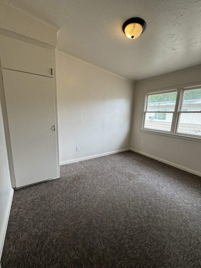 Building Photo - 415 N 3rd W