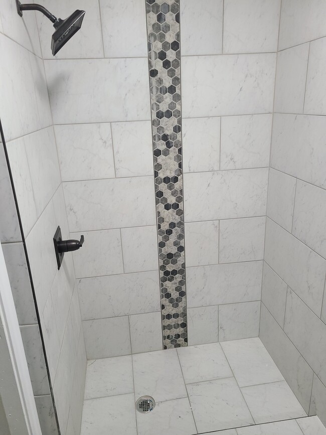 bathroom shower - 6418 S Eberhart Ave