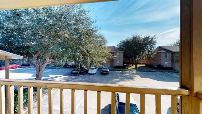 Building Photo - Coastal Comfort Awaits: Spacious 2-Bed, 2-Bath Retreat in Fort Walton Beach!